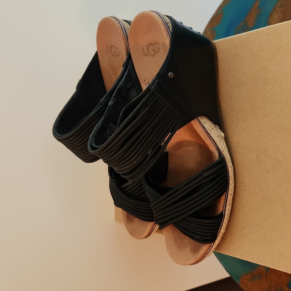 UGG Australia Black Hilarie Leather Strappy Criss Cross Wedge Sandals 9.5